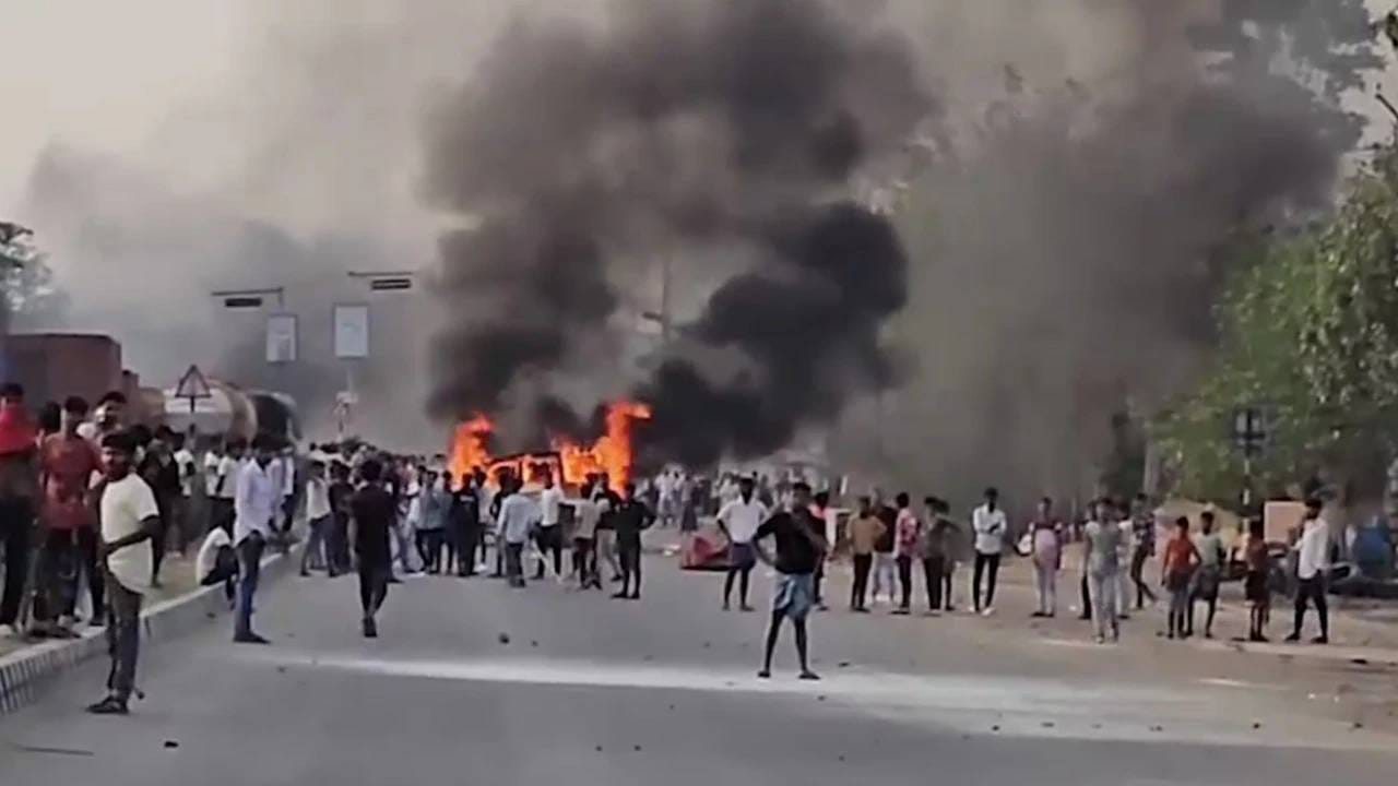 ಮುರ್ಷಿದಾಬಾದ್ ಗಲಭೆ: ಹಿಂದೂಗಳನ್ನು ಗುರಿಯಾಗಿಸಲಾಗಿತ್ತು, ಪೊಲೀಸರು ಮೂಕ ಪ್ರೇಕ್ಷಕರಾಗಿದ್ದರು ಮುರ್ಷಿದಾಬಾದ್ ಗಲಭೆ: ಹಿಂದೂಗಳನ್ನು ಗುರಿಯಾಗಿಸಲಾಗಿತ್ತು, ಪೊಲೀಸರು ಮೂಕ ಪ್ರೇಕ್ಷಕರಾಗಿದ್ದರು