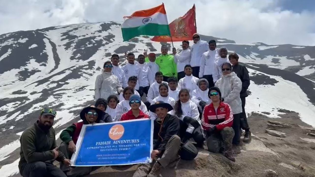 ಮೈಸೂರು ನಗರದ ಟೈಗರ್ ಅಡ್ವೆಂಚರ್ ಫೌಂಡೇಷನ್ ಪೌರಕಾರ್ಮಿಕ ಮಕ್ಕಳು ಹಾಗೂ ಮಾವುತರ ಮಕ್ಕಳನ್ನು ಸಾಹಸಯಾತ್ರೆಗೆ ಕರೆದುಕೊಂಡು ಹೋಗಲಾಗಿದ್ದು, ಹಿಮಾಲಯದ ಮೇಲೆ ತ್ರಿವರ್ಣ ಧ್ವಜ ಹಾರಿಸುವ ಮೂಲಕ ಯಶಸ್ವಿಯಾಗಿ ಯಾತ್ರೆ ಮುಗಿಸಿದ್ದಾರೆ.