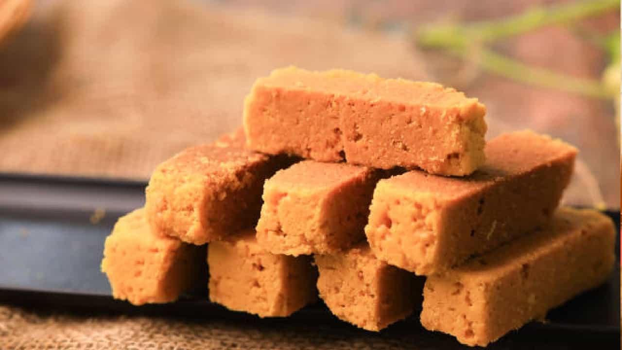 Mysore Pak: ಪಾಕಿಸ್ತಾನದ ಜೊತೆಗಿನ ಗಲಾಟೆಯಿಂದ ಮೈಸೂರು ಪಾಕ್ ಹೆಸರೂ ಬದಲು! Mysore Pak: ಪಾಕಿಸ್ತಾನದ ಜೊತೆಗಿನ ಗಲಾಟೆಯಿಂದ ಮೈಸೂರು ಪಾಕ್ ಹೆಸರೂ ಬದಲು!