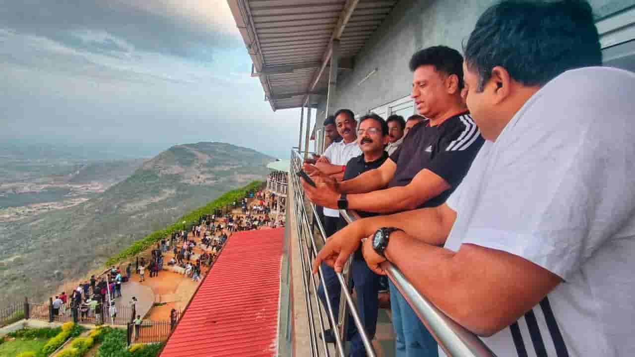 ನಂದಿಹಿಲ್ಸ್ ಅಭಿವೃದ್ದಿಗೆ ಪಣ: ಪ್ರವಾಸಿಗರ ಕುಂದು ಕೊರತೆ ಆಲಿಸಿದ ಸಚಿವ, ಶೀಘ್ರದಲ್ಲಿ ರೋಪ್ ವೇ ಕಾಮಗಾರಿಗೆ ಚಾಲನೆ