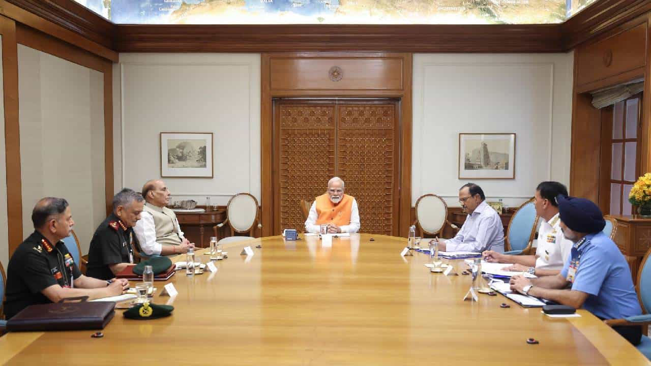 ಪಾಕಿಸ್ತಾನದ ವಿರುದ್ಧ ಕ್ರಮಕ್ಕೆ ಸಿದ್ಧತೆ? ವಾಯುಪಡೆ ಮುಖ್ಯಸ್ಥರನ್ನು ಭೇಟಿಯಾದ ಪ್ರಧಾನಿ ಮೋದಿ ಪಾಕಿಸ್ತಾನದ ವಿರುದ್ಧ ಕ್ರಮಕ್ಕೆ ಸಿದ್ಧತೆ? ವಾಯುಪಡೆ ಮುಖ್ಯಸ್ಥರನ್ನು ಭೇಟಿಯಾದ ಪ್ರಧಾನಿ ಮೋದಿ