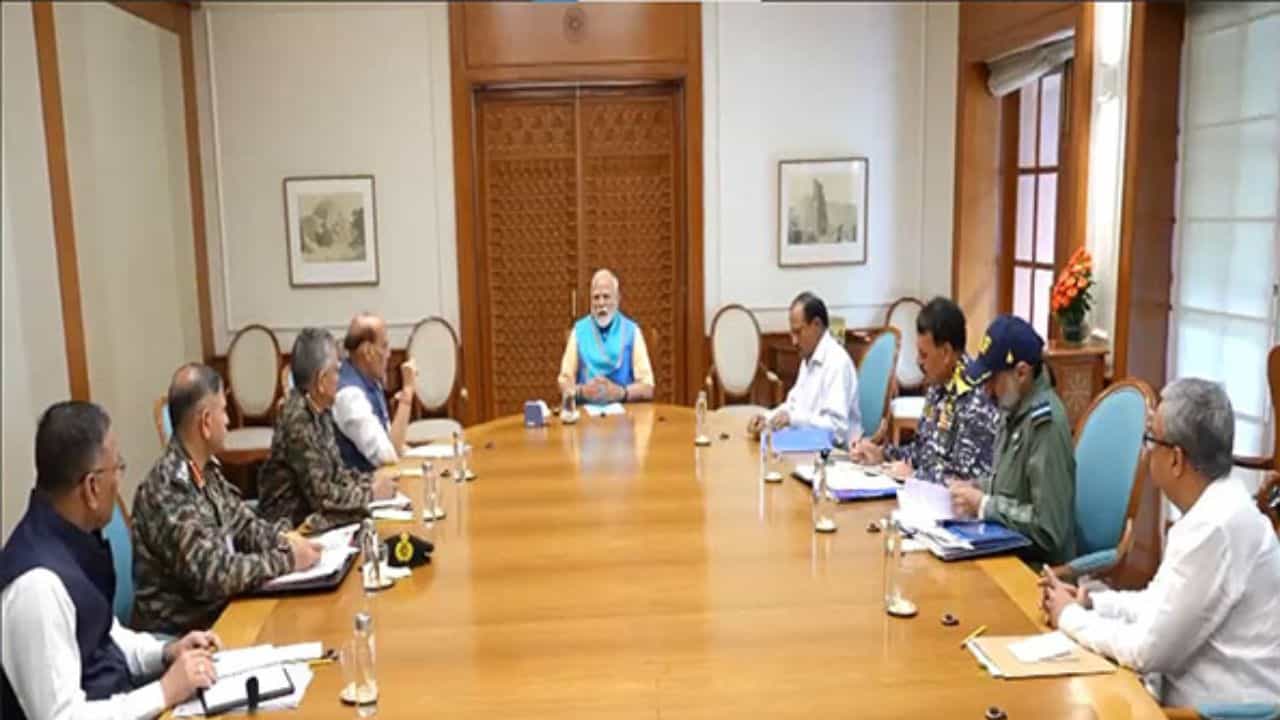 ಪ್ರಧಾನಿ ಮೋದಿ ಜತೆಗೆ ಸಭೆ ನಡೆಸಿದ ರಾಜನಾಥ್ ಸಿಂಗ್, ಅಜಿತ್ ದೋವಲ್, ಸೇನಾ ಮುಖ್ಯಸ್ಥರು ಪ್ರಧಾನಿ ಮೋದಿ ಜತೆಗೆ ಸಭೆ ನಡೆಸಿದ ರಾಜನಾಥ್ ಸಿಂಗ್, ಅಜಿತ್ ದೋವಲ್, ಸೇನಾ ಮುಖ್ಯಸ್ಥರು