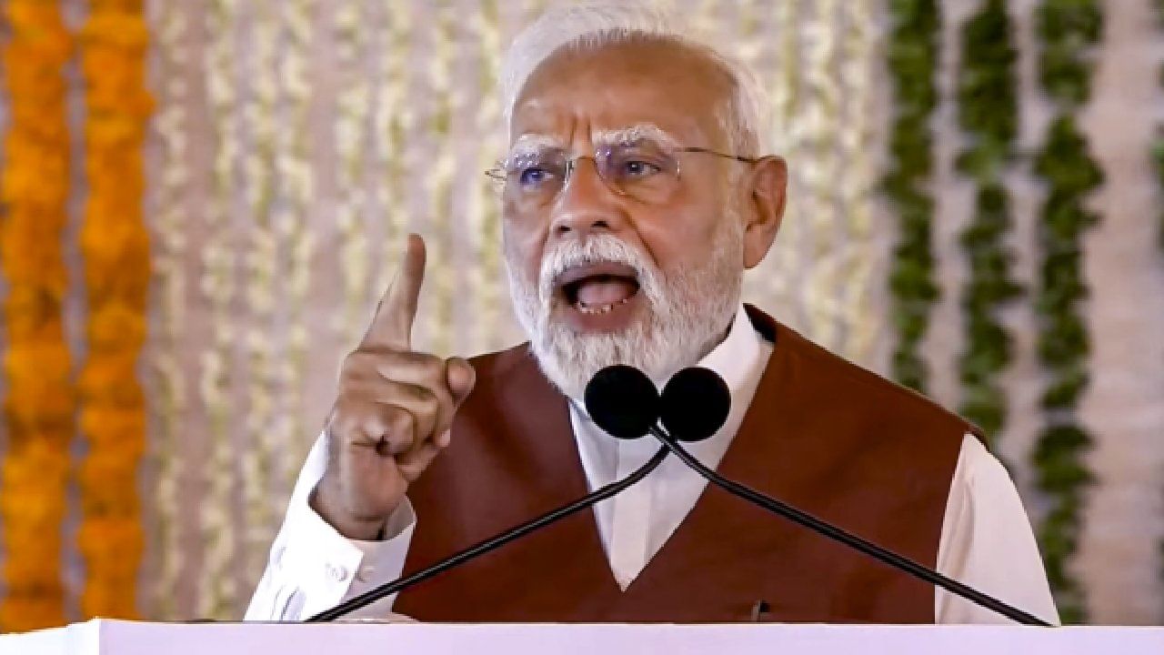 ಭಾರತದ ಇಂದಿನ ಶಕ್ತಿ ಕೇವಲ ಶಸ್ತ್ರಾಸ್ತ್ರಗಳಲ್ಲಿ ಮಾತ್ರವಲ್ಲ, ಏಕತೆಯಲ್ಲೂ ಇದೆ. ನಮ್ಮ ಶಕ್ತಿ ಕೇವಲ ಆಯುಧಗಳಲ್ಲಿ ಇಲ್ಲ. ಭಾರತ ಹೊಸ ಡಿಆರ್ಡಿಒ ಕ್ಷಿಪಣಿಯನ್ನು ಪರೀಕ್ಷಿಸಿದೆ. ರಕ್ಷಣಾ ವಲಯಕ್ಕೆ ಹೆಚ್ಚಿನ ಖರ್ಚು ಮಾಡುವ ಮೂಲಕ ನಾವು ನಮ್ಮ ರಕ್ಷಣಾ ವಲಯವನ್ನು ಬಲಪಡಿಸುತ್ತಿದ್ದೇವೆ. ನಾವು ನಾಗಯಲಂಕಾದಲ್ಲಿ ಡಿಆರ್ಡಿಒದ ಕ್ಷಿಪಣಿ ಪರೀಕ್ಷಾ ಶ್ರೇಣಿಗೆ ಅಡಿಪಾಯ ಹಾಕಿದ್ದೇವೆ. ನಾಗಯಲಂಕಾದಲ್ಲಿ ನಿರ್ಮಿಸಲಾಗುತ್ತಿರುವ ನವದುರ್ಗಾ ಪರೀಕ್ಷಾ ಶ್ರೇಣಿಯು ದುರ್ಗಾ ದೇವಿಯಂತೆಯೇ ರಾಷ್ಟ್ರದ ರಕ್ಷಣಾ ಶಕ್ತಿಯನ್ನು ಸಬಲಗೊಳಿಸುತ್ತದೆ ಎಂದು ಪ್ರಧಾನಿ ನರೇಂದ್ರ ಮೋದಿ ಪಹಲ್ಗಾಮ್ ದಾಳಿಯ ಬಗ್ಗೆ ಪ್ರತಿಕ್ರಿಯೆ ನೀಡಿದ್ದಾರೆ.