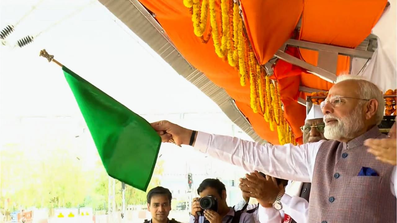 ಬಿಕಾನೇರ್​ನಲ್ಲಿ ಪ್ರಧಾನಿ ಮೋದಿ ಉದ್ಘಾಟನೆ: ಪ್ರಧಾನಿ ನರೇಂದ್ರ ಮೋದಿ ರಾಜಸ್ಥಾನದ ಬಿಕಾನೇರ್​ನಲ್ಲಿ ಅಮೃತ್‌ ಭಾರತ್‌ ಸ್ಟೇಷನ್‌ ಯೋಜನೆಯಡಿ ಅಭಿವೃದ್ಧಿಪಡಿಸಲಾದ ರೈಲ್ವೆ ನಿಲ್ದಾಣವನ್ನು ಉದ್ಘಾಟಿಸಿದರು. ಯೋಜನೆ(ಎಬಿಎಸ್ಎಸ್) ಅಡಿಯಲ್ಲಿ ಅಭಿವೃದ್ಧಿಪಡಿಸಲಾಗಿದ್ದು, ಈ ಐದು ನಿಲ್ದಾಣಗಳನ್ನು ಪ್ರಧಾನಿ ಮೋದಿ ಗುರುವಾರ ಲೋಕಾರ್ಪಣೆಗೊಳಿಸಿದ್ದಾರೆ.  18 ರಾಜ್ಯಗಳು ಮತ್ತು ಕೇಂದ್ರಾಡಳಿತ ಪ್ರದೇಶದ 86 ಜಿಲ್ಲೆಗಳಲ್ಲಿ 103 ಅಮೃತ್ ನಿಲ್ದಾಣಗಳನ್ನು 1,100 ಕೋಟಿ ರೂ.ವೆಚ್ಚದಲ್ಲಿ ಅಭಿವೃದ್ಧಿಪಡಿಸಲಾಗಿದೆ ಎಂದು ಪ್ರಕಟಣೆ ತಿಳಿಸಿದೆ.
