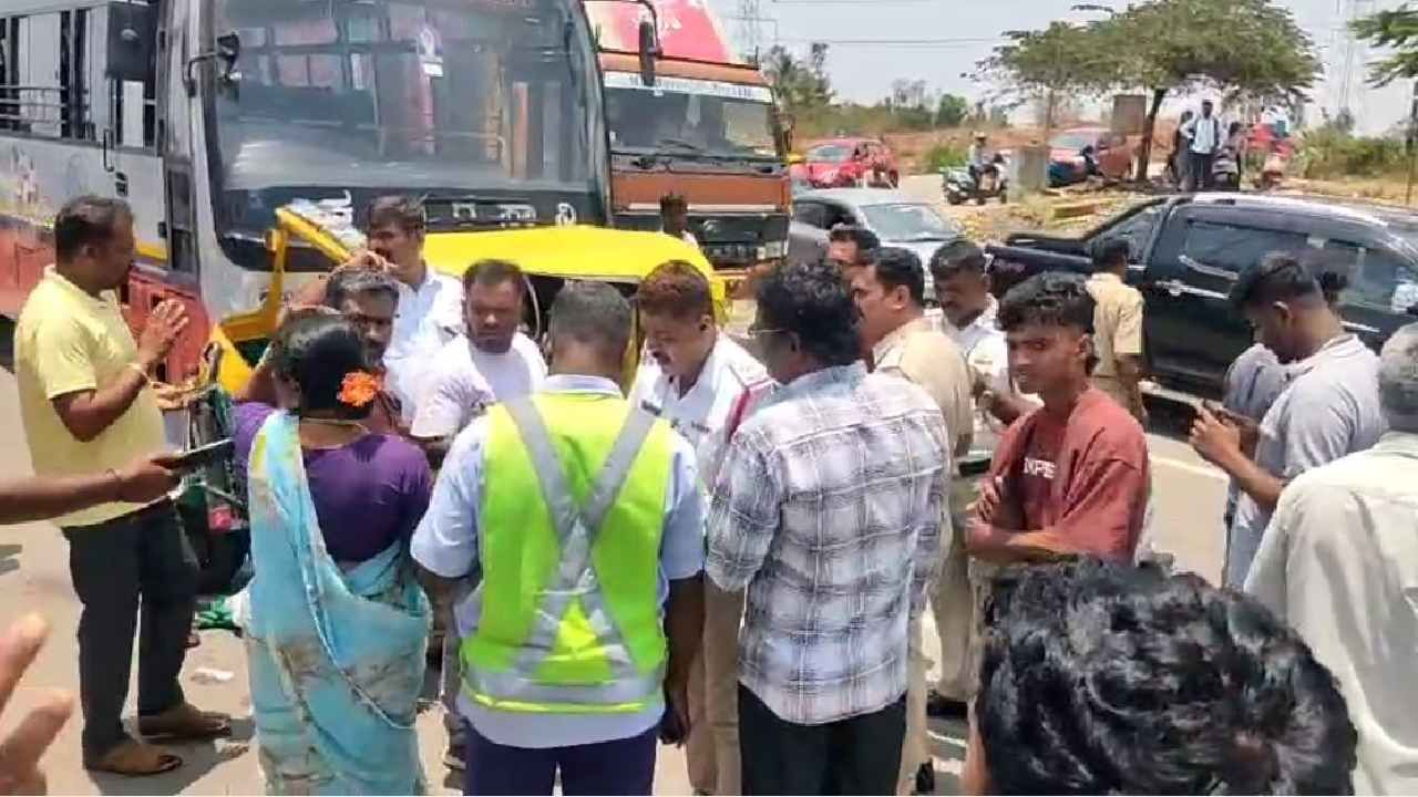 ಬೆಂಗಳೂರಿನಿಂದ ಹೊರನಾಡಿಗೆ ತೆರಳುತ್ತಿದ್ದ ಕೆಎಸ್‌ಆರ್‌ಟಿಸಿ ಬಸ್, ಮಲ್ಲರಬಾಣವಾಡಿ ಕ್ರಾಸ್ ಬಳಿ ಆಟೋ ರಿಕ್ಷಾಕ್ಕೆ ಡಿಕ್ಕಿ ಹೊಡೆದಿದೆ. ಈ ಘಟನೆಯಿಂದ ಆಟೋ ಸಂಪೂರ್ಣ ಜಖಂಗೊಂಡಿದ್ದು, ರಾಷ್ಟ್ರೀಯ ಹೆದ್ದಾರಿಯಲ್ಲಿ ದೊಡ್ಡ ಪ್ರಮಾಣದ ಟ್ರಾಫಿಕ್ ಜಾಮ್ ಉಂಟಾಗಿದೆ.