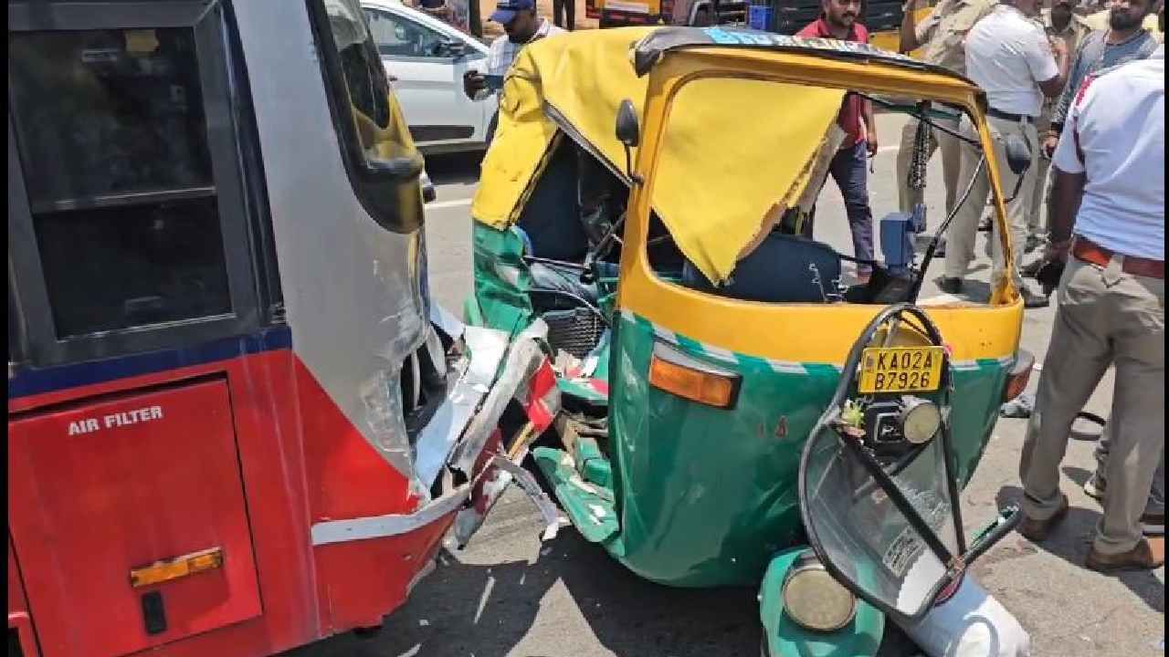 ಪುಟ್ಟಮ್ಮ 55, ಶ್ರೀನಿವಾಸ್40, (ಆಟೋ ಚಾಲಕ ) ಸ್ಥಳದಲ್ಲೇ ಮೃತಪಟ್ಟಿದ್ದರೆ. ಇನ್ನು ಗಂಭೀರವಾಗಿ ಗಾಯಗೊಂಡಿದ್ದ ಪುಟ್ಟಮ್ಮ ಮಗಳು 13  ವರ್ಷದ ವರ್ಷಿಣಿ ಆಸ್ಪತ್ರೆಯಲ್ಲಿ ಚಿಕಿತ್ಸೆ ಫಲಕಾರಿಯಾಗದೇ ಕೊನೆಯುಸಿರೆಳೆದಿದ್ದಾಳೆ. ಮತ್ತೋರ್ವ ಪುತ್ರಿ ಲೇಖನ (11) ಸಾವು ಬದುಕಿನ ಮಧ್ಯೆ ಹೋರಾಟ ನಡೆಸಿದ್ದಾಳೆ.
