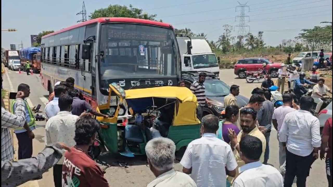 ಈ ದುರ್ಘಟನೆಯಲ್ಲಿ ಆಟೋದಲ್ಲಿದ್ದ ಆರು ಜನರ ಪೈಕಿ ಮೂವರು ಮೃತಪಟ್ಟಿದ್ದಾರೆ. ಇನ್ನೂ ಮೂವರಿಗೆ ಗಂಭೀರ ಗಾಯಗಳಾಗಿದ್ದು, ಚಿಕಿತ್ಸೆಗಾಗಿ ಆಸ್ಪತ್ರೆಗೆ ದಾಖಲಿಸಲಾಗಿದೆ.