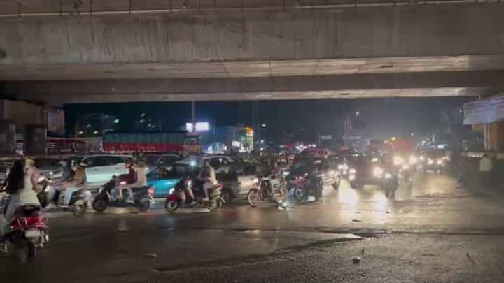 ನೆಲಮಂಗಲದಿಂದ ಬೆಂಗಳೂರು ಕಡೆ ಬರುವ ಹೆದ್ದಾರಿಯಲ್ಲಿ ಟ್ರಾಫಿಕ್ ಜಾಮ್ ನೆಲಮಂಗಲದಿಂದ ಬೆಂಗಳೂರು ಕಡೆ ಬರುವ ಹೆದ್ದಾರಿಯಲ್ಲಿ ಟ್ರಾಫಿಕ್ ಜಾಮ್