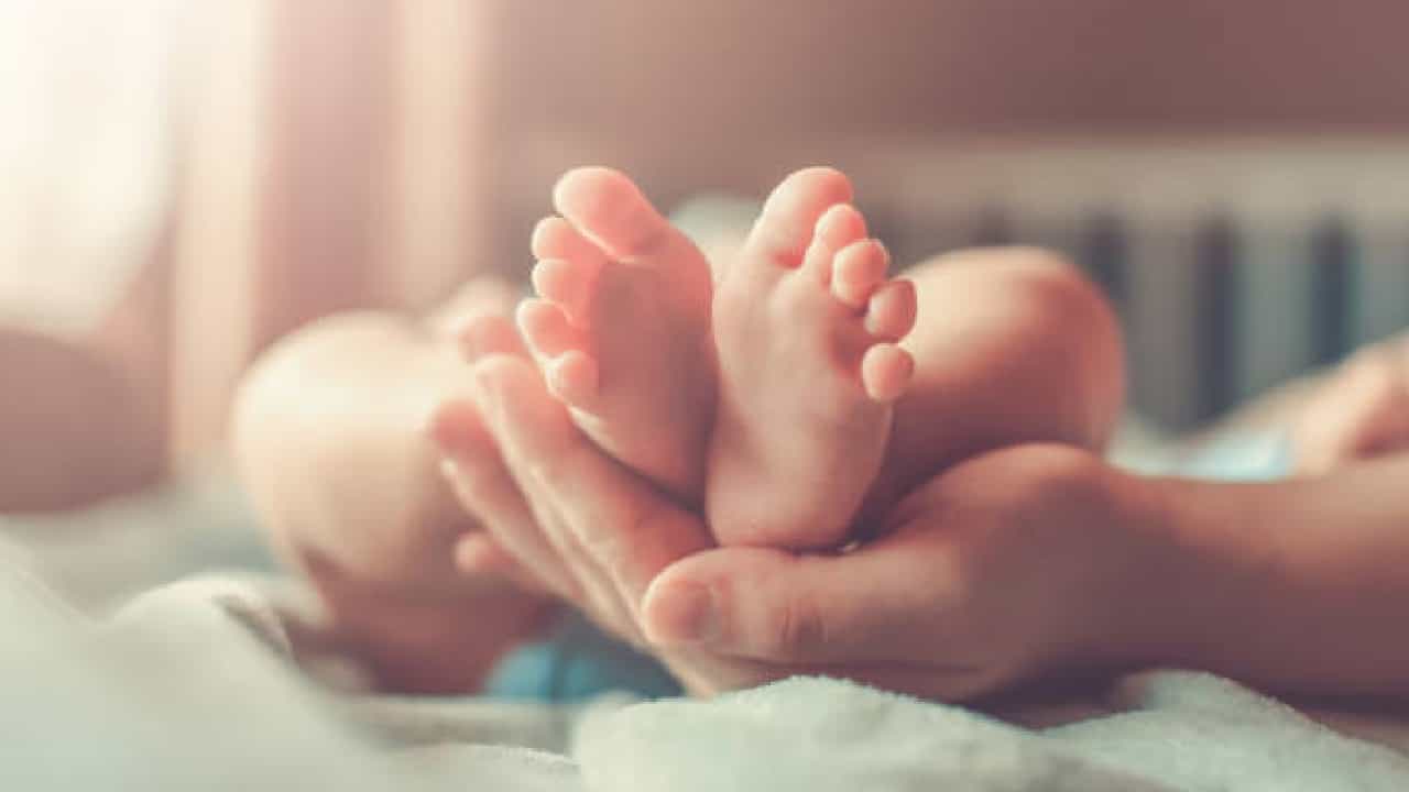 ಉತ್ತರ ಪ್ರದೇಶದ ಆಸ್ಪತ್ರೆಯಲ್ಲಿ ಮೊಬೈಲ್ ಟಾರ್ಚ್​ನಲ್ಲಿ 4 ಮಹಿಳೆಯರಿಗೆ ಹೆರಿಗೆ!