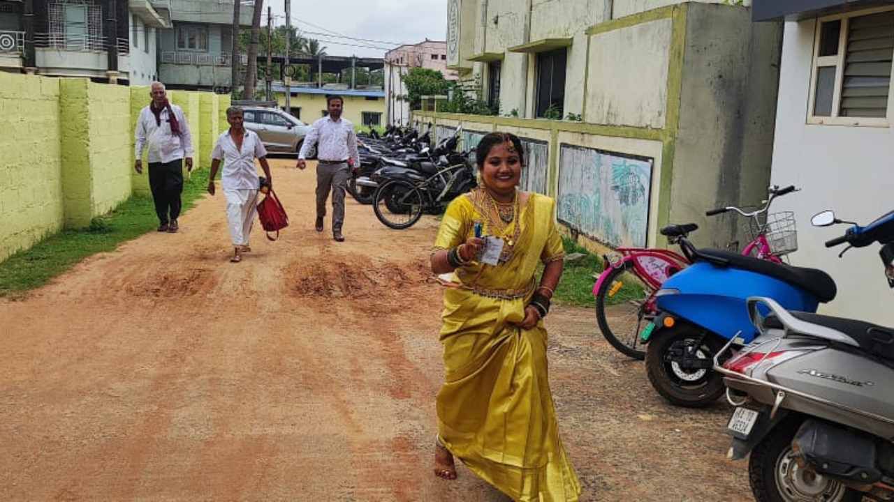 ತಾಳಿ ಕಟ್ಟಿದ ಮರುಕ್ಷಣವೇ ಪರೀಕ್ಷೆಗೆ ಹಾಜರಾದ ನವವಧು: ವಿಡಿಯೋ ನೋಡಿ