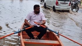 ಪುಣೆಯಲ್ಲಿ ಪ್ರವಾಹ; ನೀರು ತುಂಬಿದ ರಸ್ತೆಯಲ್ಲಿ ಬೋಟಿಂಗ್ ಮಾಡಿದ ವ್ಯಕ್ತಿ