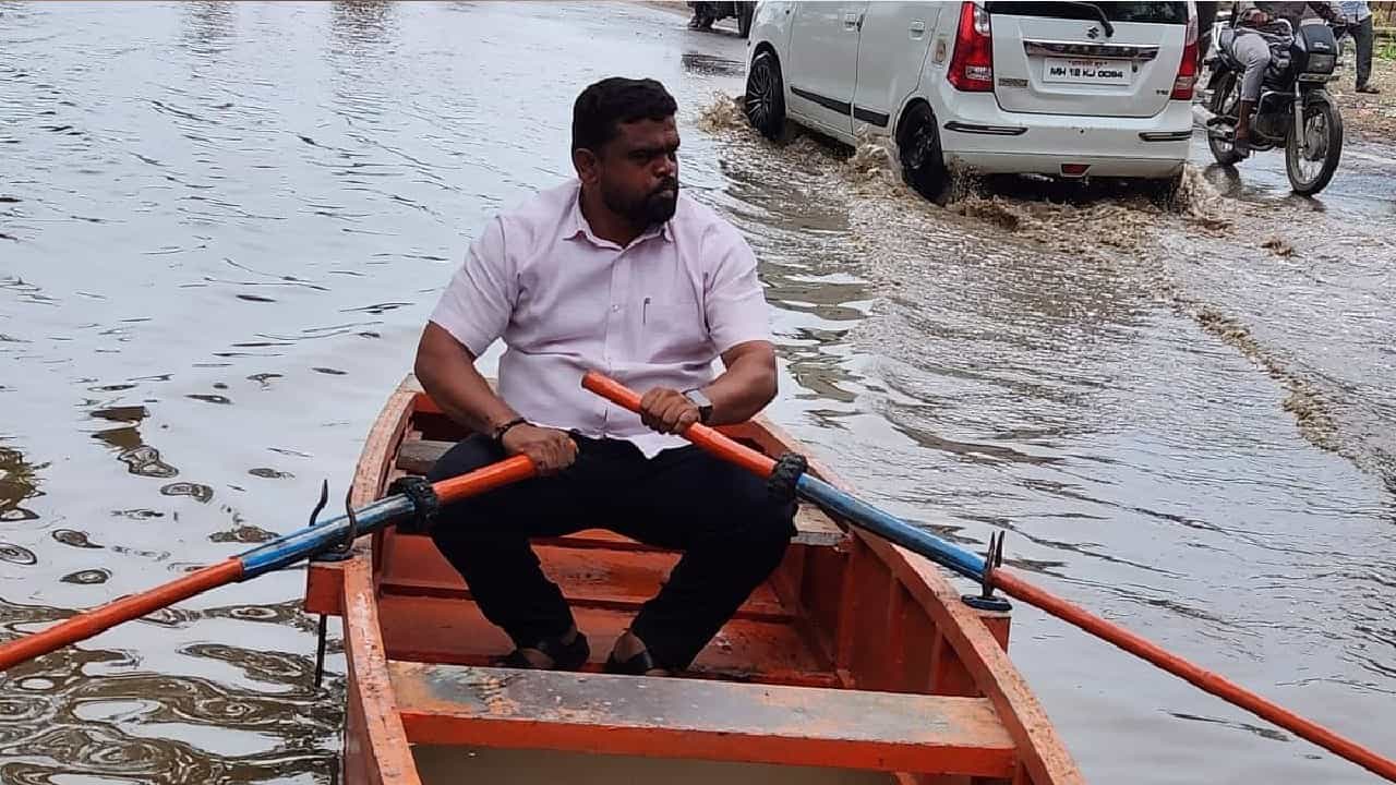 ಭಾರೀ ಮಳೆಯಿಂದ ಪುಣೆಯಲ್ಲಿ ಪ್ರವಾಹ; ನೀರು ತುಂಬಿದ ರಸ್ತೆಯಲ್ಲಿ ಬೋಟಿಂಗ್ ಮಾಡಿದ ವ್ಯಕ್ತಿ