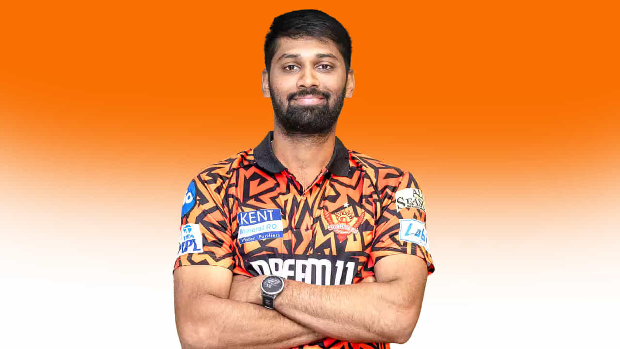 IPL 2025: ಇಂಡಿಯನ್ ಪ್ರೀಮಿಯರ್ ಲೀಗ್ಗೆ ಬದಲಿ ಆಟಗಾರನಾಗಿ ಎಂಟ್ರಿ ಕೊಟ್ಟಿದ್ದ ಕರ್ನಾಟಕದ ಸ್ಪೋಟಕ ಎಡಗೈ ದಾಂಡಿಗ ಸ್ಮರಣ್ ರವಿಚಂದ್ರನ್ (Smaran Ravichandran) ಇದೀಗ ಐಪಿಎಲ್ನಿಂದ ಹೊರಬಿದ್ದಿದ್ದಾರೆ. ಎಸ್ಆರ್ಹೆಚ್ ತಂಡಕ್ಕೆ ಆಯ್ಕೆಯಾಗಿದ್ದ ಸ್ಮರಣ್ ಅವರು ಗಾಯಗೊಂಡಿದ್ದು, ಹೀಗಾಗಿ ಅವರನ್ನು ತಂಡದಿಂದ ಕೈ ಬಿಡಲಾಗಿದೆ.