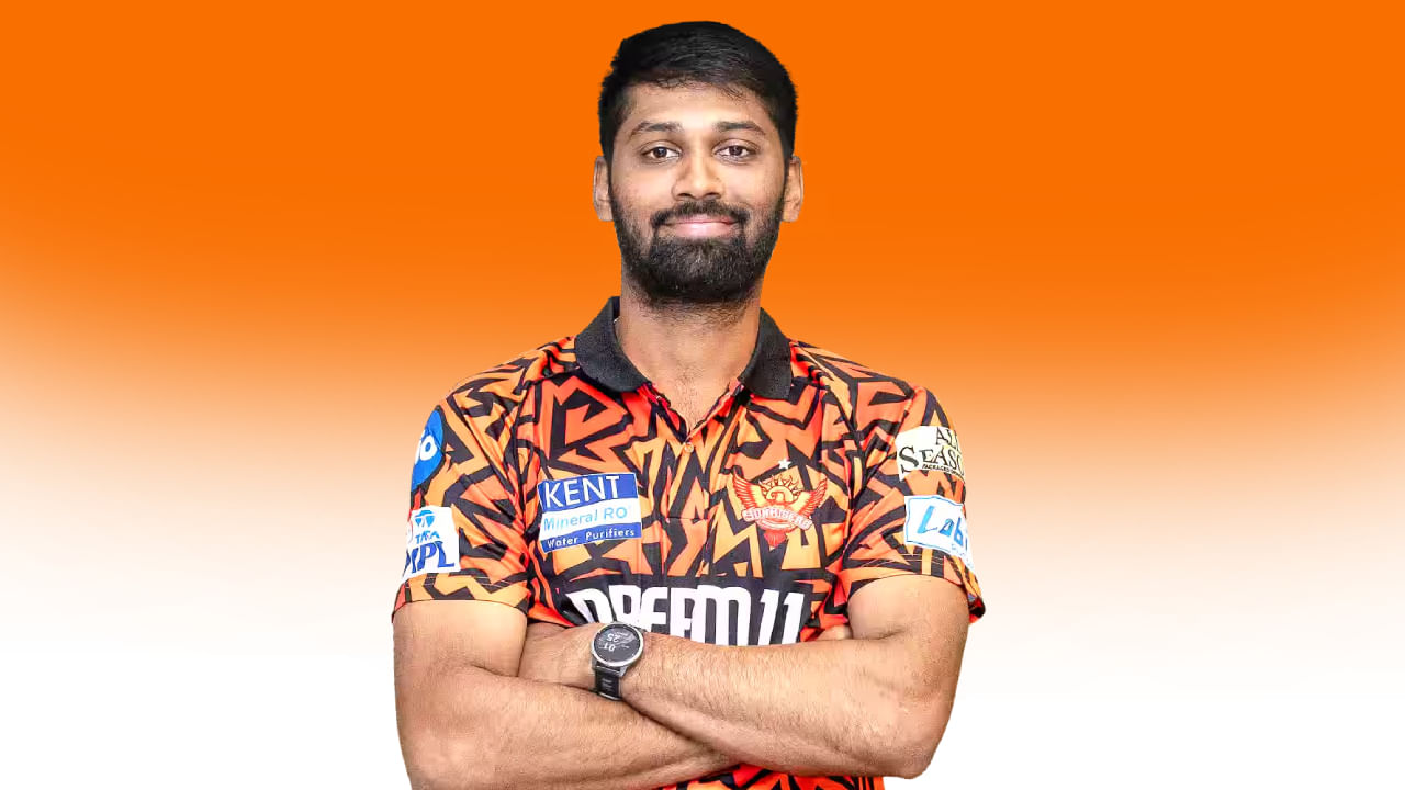 IPL 2025: ಇಂಡಿಯನ್ ಪ್ರೀಮಿಯರ್ ಲೀಗ್ಗೆ ಬದಲಿ ಆಟಗಾರನಾಗಿ ಎಂಟ್ರಿ ಕೊಟ್ಟಿದ್ದ ಕರ್ನಾಟಕದ ಸ್ಪೋಟಕ ಎಡಗೈ ದಾಂಡಿಗ ಸ್ಮರಣ್ ರವಿಚಂದ್ರನ್ (Smaran Ravichandran) ಇದೀಗ ಐಪಿಎಲ್ನಿಂದ ಹೊರಬಿದ್ದಿದ್ದಾರೆ. ಎಸ್ಆರ್ಹೆಚ್ ತಂಡಕ್ಕೆ ಆಯ್ಕೆಯಾಗಿದ್ದ ಸ್ಮರಣ್ ಅವರು ಗಾಯಗೊಂಡಿದ್ದು, ಹೀಗಾಗಿ ಅವರನ್ನು ತಂಡದಿಂದ ಕೈ ಬಿಡಲಾಗಿದೆ.