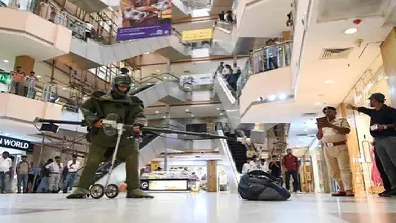 Operation Shield: ಪಾಕಿಸ್ತಾನದ ಗಡಿಯಲ್ಲಿರುವ 5 ರಾಜ್ಯಗಳಲ್ಲಿ ಮೇ 31ರಂದು ಆಪರೇಷನ್ ಶೀಲ್ಡ್, ಹಾಗೆಂದರೇನು? Operation Shield: ಪಾಕಿಸ್ತಾನದ ಗಡಿಯಲ್ಲಿರುವ 5 ರಾಜ್ಯಗಳಲ್ಲಿ ಮೇ 31ರಂದು ಆಪರೇಷನ್ ಶೀಲ್ಡ್, ಹಾಗೆಂದರೇನು?