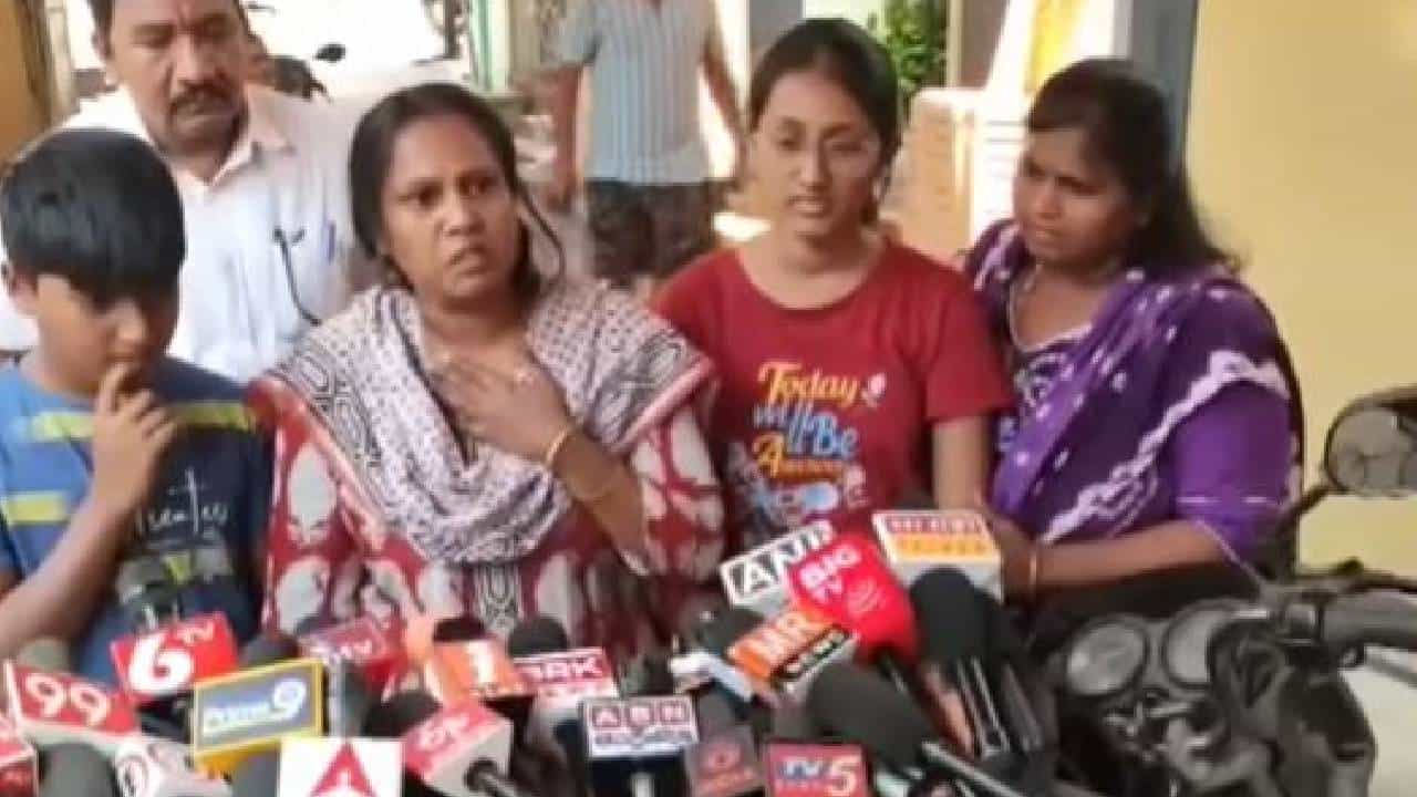 Video:ಆಪರೇಷನ್ ಸಿಂಧೂರ್, ಪ್ರಧಾನಿ ಮೋದಿಗೆ ಧನ್ಯವಾದ ತಿಳಿಸಿದ ಪಹಲ್ಗಾಮ್ ಸಂತ್ರಸ್ತೆ ಕಾಮಾಕ್ಷಿ Video:ಆಪರೇಷನ್ ಸಿಂಧೂರ್, ಪ್ರಧಾನಿ ಮೋದಿಗೆ ಧನ್ಯವಾದ ತಿಳಿಸಿದ ಪಹಲ್ಗಾಮ್ ಸಂತ್ರಸ್ತೆ ಕಾಮಾಕ್ಷಿ