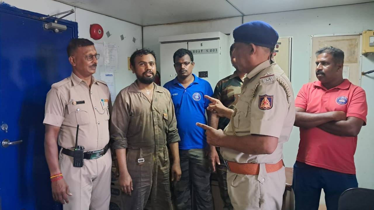 ಸರಕು ಹಡಗಿನಲ್ಲಿ ಕಾರವಾರಕ್ಕೆ ಬಂದ ಪಾಕಿಸ್ತಾನ ಪ್ರಜೆ, ನೆಲಕ್ಕೆ ಕಾಲಿಡಲು ಬಿಡಲಿಲ್ಲ: ಮುಂದೇನಾಯ್ತು?