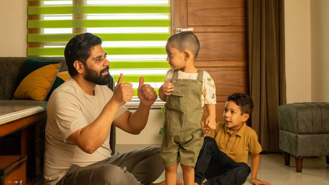 ಕೆಟ್ಟ ಪದಗಳ ಬಳಕೆ: ಪೋಷಕರು ಆಗಿರಬಹುದು ಅಥವಾ ಮನೆಯಲ್ಲಿರುವ ಯಾರೇ ಆಗಿರಬಹುದು, ಎಂದಿಗೂ ಮಕ್ಕಳ ಮುಂದೆ ಕೆಟ್ಟ ಪದಗಳನ್ನು ಬಳಕೆ ಮಾಡಲೇಬಾರದು. ಕೆಟ್ಟ ಪದಗಳು ಮಕ್ಕಳ ಕಿವಿಗೆ ಬಿದ್ದರೆ, ಅದನ್ನೇ ಪುನಃ ಪುನಃ ಬಾಯಲ್ಲಿ ಹೇಳುತ್ತಿರುತ್ತಾರೆ. ಮತ್ತು ತಾವು ಕೂಡ ಈ ಕೆಟ್ಟ ಪದಗಳನ್ನು ಬಳಕೆ ಮಾಡುವುದನ್ನು ಕಲಿತು ಬಿಡುತ್ತಾರೆ. ಹಾಗಾಗಿ ಮಕ್ಕಳ ಭವಿಷ್ಯದ ದೃಷ್ಟಿಯಿಂದ ಪೋಷಕರು ಮಕ್ಕಳ ಮುಂದೆ ಯಾವುದೇ ಕಾರಣಕ್ಕೂ ಕೆಟ್ಟ ಪದಗಳನ್ನು ಬಳಕೆ ಮಾಡಬಾರದು.