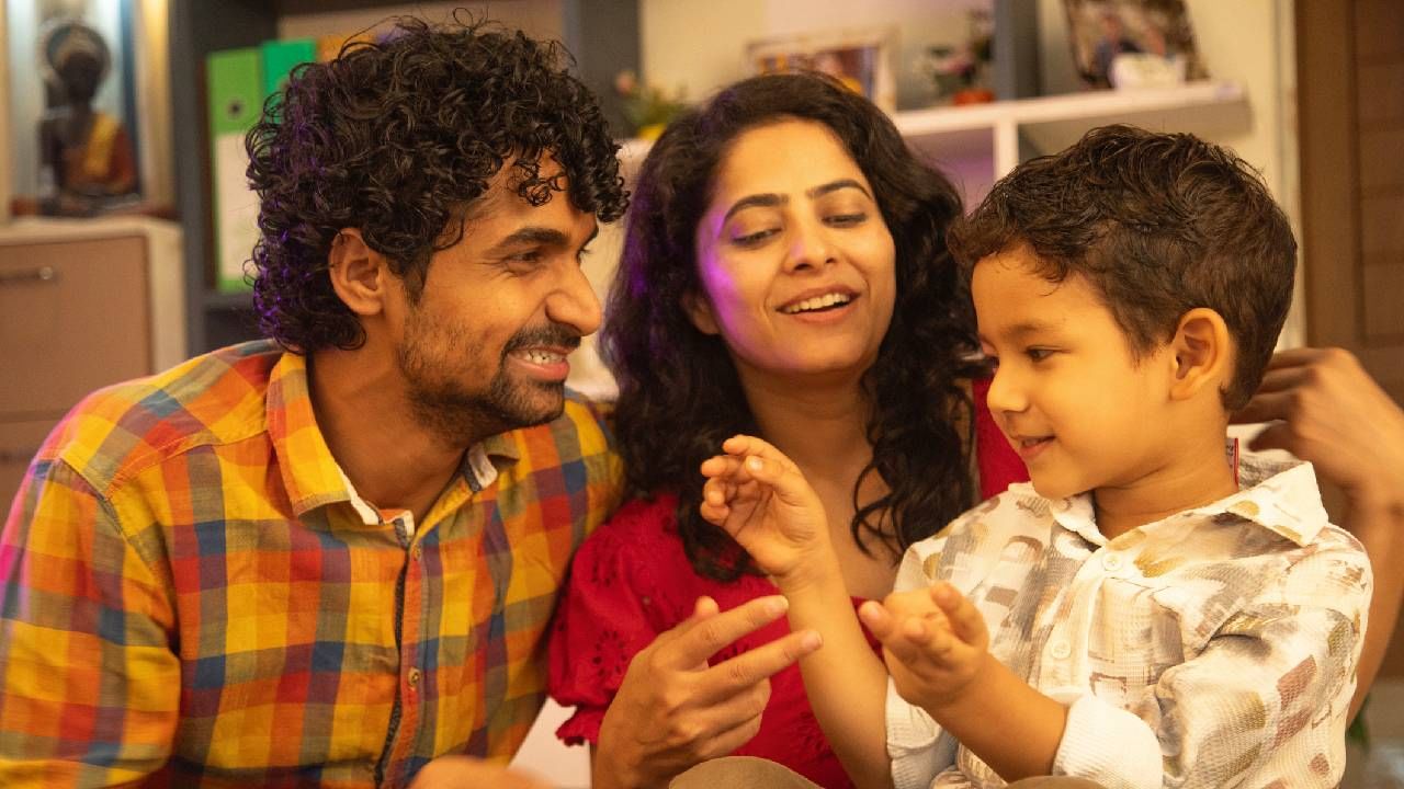 ಯಾವಾಗಲೂ ಬೈಯುವುದು: ಕೆಲವು ಪೋಷಕರು ತಮ್ಮ ಮಕ್ಕಳು ಏನೇ ಮಾಡಿದರೂ ಅವರನ್ನು ಬೈಯುವುದೋ ಅಥವಾ ನಿಂದಿಸುವುದನ್ನು ಮಾಡುತ್ತಿರುತ್ತಾರೆ. ಹೀಗೆ ಪ್ರತಿ ಸಲ ಮಕ್ಕಳಿಗೆ ಬೈದ್ರೆ ಅಥವಾ ಅವರನ್ನು ನಿಂದಿಸಿದರೆ ಖಂಡಿತವಾಗಿಯೂ ಇದು ಮಕ್ಕಳ ಮನಸ್ಸನ್ನು ಘಾಸಿ ಮಾಡುತ್ತದೆ. ಮತ್ತು ನಾವು ಏನೇ ಮಾಡಿದರೂ ಅಪ್ಪ-ಅಮ್ಮ ಬೈತಾರೆ ಎಂದು ಮನಸ್ಸಿನಲ್ಲಿಯೇ ಕೊರಗುತ್ತಾರೆ. ಇದು ಅವರ ಬೆಳವಣಿಗೆಯ ಮೇಲೆ ಸಾಕಷ್ಟು ಪರಿಣಾಮವನ್ನು ಬೀರುತ್ತದೆ.