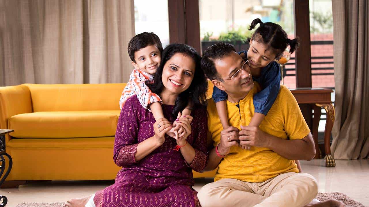 ಮಕ್ಕಳು ದೊಡ್ಡವನ್ನು ನೋಡಿ ಬಹಳಷ್ಟು ಕಲಿಯುತ್ತಾರೆ ಎಂದು ಹೇಳ್ತಾರೆ. ಹೀರುವಾಗ ಪೋಷಕರು ಮಕ್ಕಳ ಮುಂದೆ ಈ ಎಲ್ಲಾ ಕೆಲಸಗಳನ್ನು ಮಾಡಲೇಬಾರದು. ಮೊದಲನೆಯದಾಗಿ ಜಗಳವಾಡುವುದು. ಯಾವುದೇ ಕಾರಣಕ್ಕೂ ಗಂಡ-ಹೆಂಡತಿ ತಮ್ಮ ಮಕ್ಕಳ ಮುಂದೆ ಜಗಳವಾಡಬಾರದು. ಖಂಡಿತವಾಗಿಯೂ ಇದು ಮಕ್ಕಳ ಮೇಲೆ ಋಣಾತ್ಮಕ ಪರಿಣಾಮವನ್ನು ಬೀರುತ್ತದೆ. ಮತ್ತು ಅವರು ಕೂಡ ಇತರರೊಂದಿಗೆ ಹೀಗೆಯೇ ಜಗಳವಾಡುವ ಸಾಧ್ಯತೆ ಇರುತ್ತದೆ.