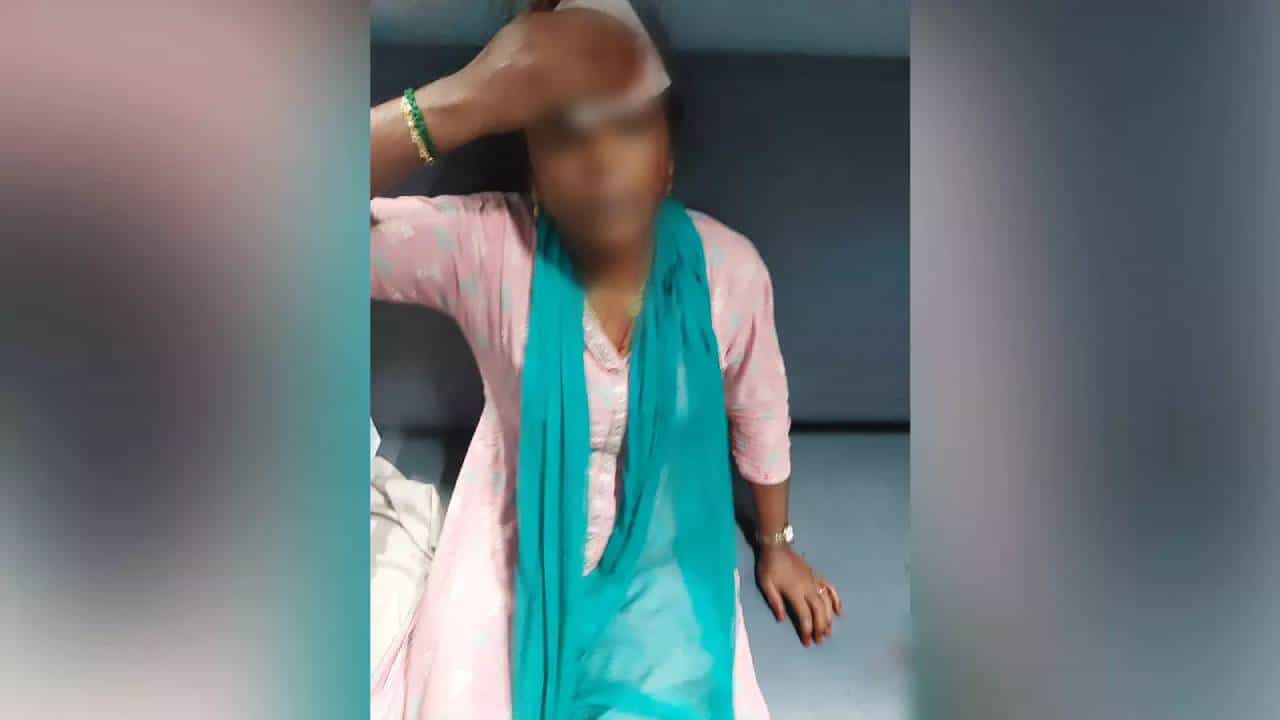 ಚೆನ್ನೈ-ಪಾಲಕ್ಕಾಡ್ ಎಕ್ಸ್ಪ್ರೆಸ್ ರೈಲಿನಲ್ಲಿ ಬರ್ತ್ ಬಿದ್ದು ಮಹಿಳೆಗೆ ಗಂಭೀರ ಗಾಯ ಚೆನ್ನೈ-ಪಾಲಕ್ಕಾಡ್ ಎಕ್ಸ್ಪ್ರೆಸ್ ರೈಲಿನಲ್ಲಿ ಬರ್ತ್ ಬಿದ್ದು ಮಹಿಳೆಗೆ ಗಂಭೀರ ಗಾಯ