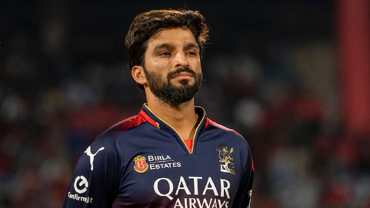 IPL 2025: ಇಂಡಿಯನ್ ಪ್ರೀಮಿಯರ್ ಲೀಗ್​ನ 65ನೇ ಪಂದ್ಯದಲ್ಲಿ ಸ್ಲೋ ಓವರ್ ರೇಟ್ ತಪ್ಪು ಮಾಡಿದಕ್ಕಾಗಿ ರಾಯಲ್ ಚಾಲೆಂಜರ್ಸ್ ಬೆಂಗಳೂರು ತಂಡದ ನಾಯಕ ರಜತ್ ಪಾಟಿದಾರ್​ಗೆ 24 ಲಕ್ಷ ರೂ. ದಂಡ ವಿಧಿಸಲಾಗಿದೆ. ಆದರೆ ಈ ಪಂದ್ಯದಲ್ಲಿ ಪಾಟಿದಾರ್ ನಾಯಕನಾಗಿರಲಿಲ್ಲ ಎಂಬುದು ವಿಶೇಷ.