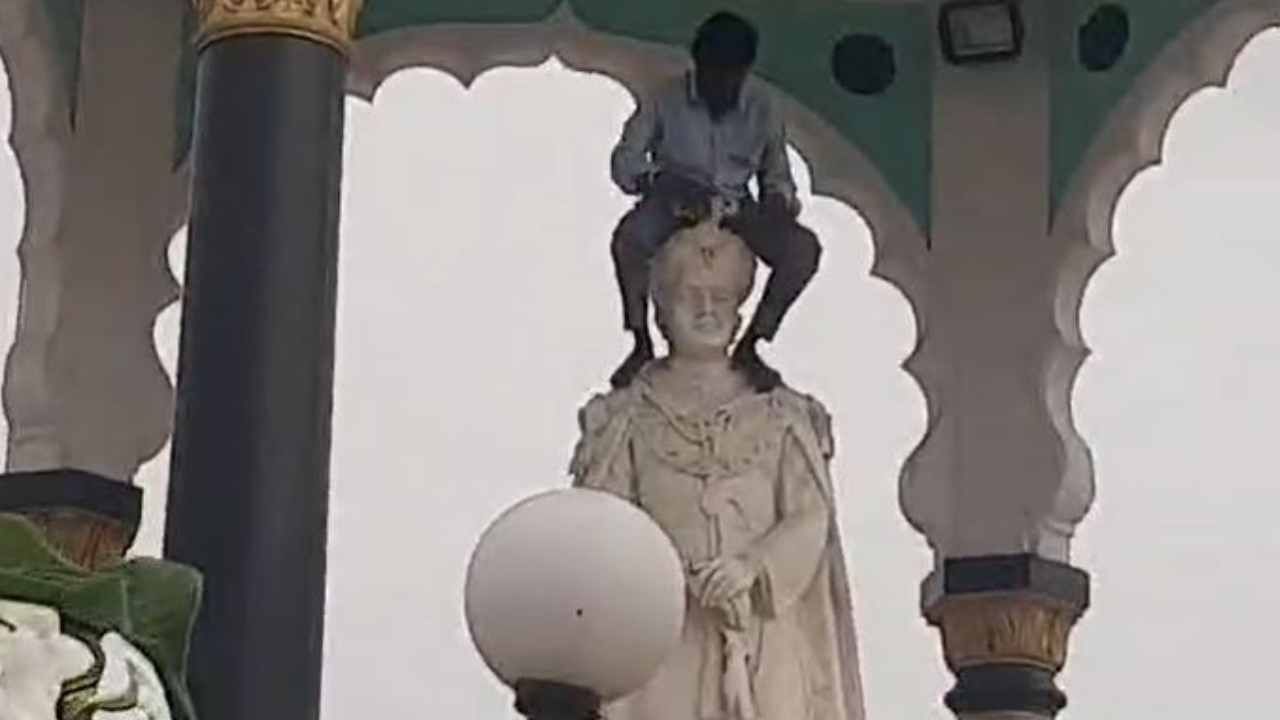 ನಾಲ್ವಡಿ ಕೃಷ್ಣರಾಜ ಒಡೆಯರ್ ಪ್ರತಿಮೆ ಮೇಲೆ ಕುಳಿತು ವ್ಯಕ್ತಿಯ ಹುಚ್ಚಾಟ: ವಿಡಿಯೋ ನೋಡಿ ನಾಲ್ವಡಿ ಕೃಷ್ಣರಾಜ ಒಡೆಯರ್ ಪ್ರತಿಮೆ ಮೇಲೆ ಕುಳಿತು ವ್ಯಕ್ತಿಯ ಹುಚ್ಚಾಟ: ವಿಡಿಯೋ ನೋಡಿ