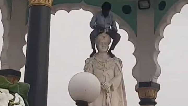 ನಾಲ್ವಡಿ ಕೃಷ್ಣರಾಜ ಒಡೆಯರ್ ಪ್ರತಿಮೆ ಮೇಲೆ ಕುಳಿತು ವ್ಯಕ್ತಿಯ ಹುಚ್ಚಾಟ: ವಿಡಿಯೋ ನೋಡಿ ನಾಲ್ವಡಿ ಕೃಷ್ಣರಾಜ ಒಡೆಯರ್ ಪ್ರತಿಮೆ ಮೇಲೆ ಕುಳಿತು ವ್ಯಕ್ತಿಯ ಹುಚ್ಚಾಟ: ವಿಡಿಯೋ ನೋಡಿ