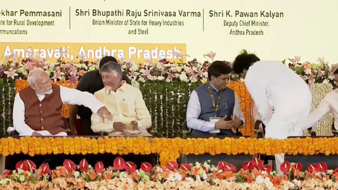 ಹತ್ತಿರ ಕರೆದು ಆಂಧ್ರ ಡಿಸಿಎಂ ಪವನ್ ಕಲ್ಯಾಣ್​​ಗೆ ಚಾಕೋಲೇಟ್ ಕೊಟ್ಟ ಪ್ರಧಾನಿ ಮೋದಿ