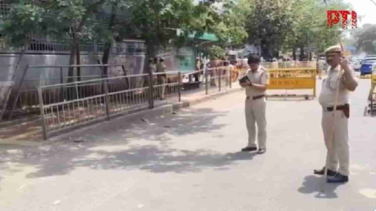 ದೆಹಲಿ: ಮೆಟ್ರೋ ನಿಲ್ದಾಣದ ಬಳಿ ಅಪರಿಚಿತ ದುಷ್ಕರ್ಮಿಗಳಿಂದ ಗುಂಡಿನ ದಾಳಿ, ಒಬ್ಬರಿಗೆ ಗಂಭೀರ ಗಾಯ