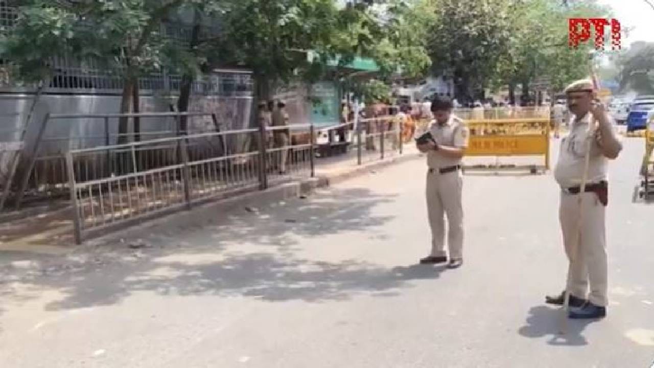 ದೆಹಲಿ: ಮೆಟ್ರೋ ನಿಲ್ದಾಣದ ಬಳಿ ಅಪರಿಚಿತ ದುಷ್ಕರ್ಮಿಗಳಿಂದ ಗುಂಡಿನ ದಾಳಿ, ಒಬ್ಬರಿಗೆ ಗಂಭೀರ ಗಾಯ ದೆಹಲಿ: ಮೆಟ್ರೋ ನಿಲ್ದಾಣದ ಬಳಿ ಅಪರಿಚಿತ ದುಷ್ಕರ್ಮಿಗಳಿಂದ ಗುಂಡಿನ ದಾಳಿ, ಒಬ್ಬರಿಗೆ ಗಂಭೀರ ಗಾಯ