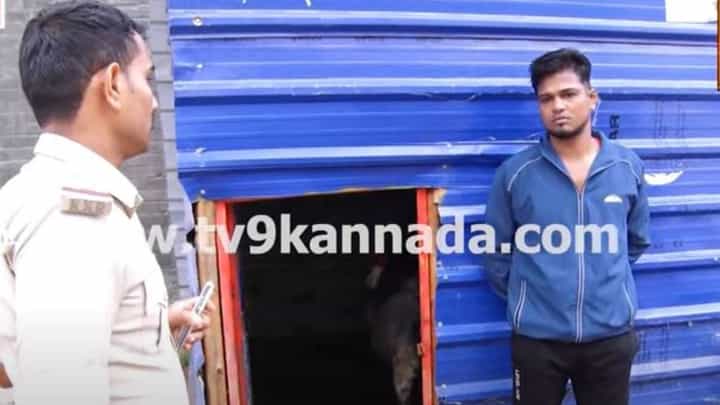 ದಾವಣಗೆರೆಯಲ್ಲಿ ರೌಡಿಶೀಟರ್ ಗಳ ಮನೆ ಮೇಲೆ ದಾಳಿ ನಡೆಸಿ ಪೊಲೀಸರಿಂದ ತಪಾಸಣೆ ದಾವಣಗೆರೆಯಲ್ಲಿ ರೌಡಿಶೀಟರ್ ಗಳ ಮನೆ ಮೇಲೆ ದಾಳಿ ನಡೆಸಿ ಪೊಲೀಸರಿಂದ ತಪಾಸಣೆ