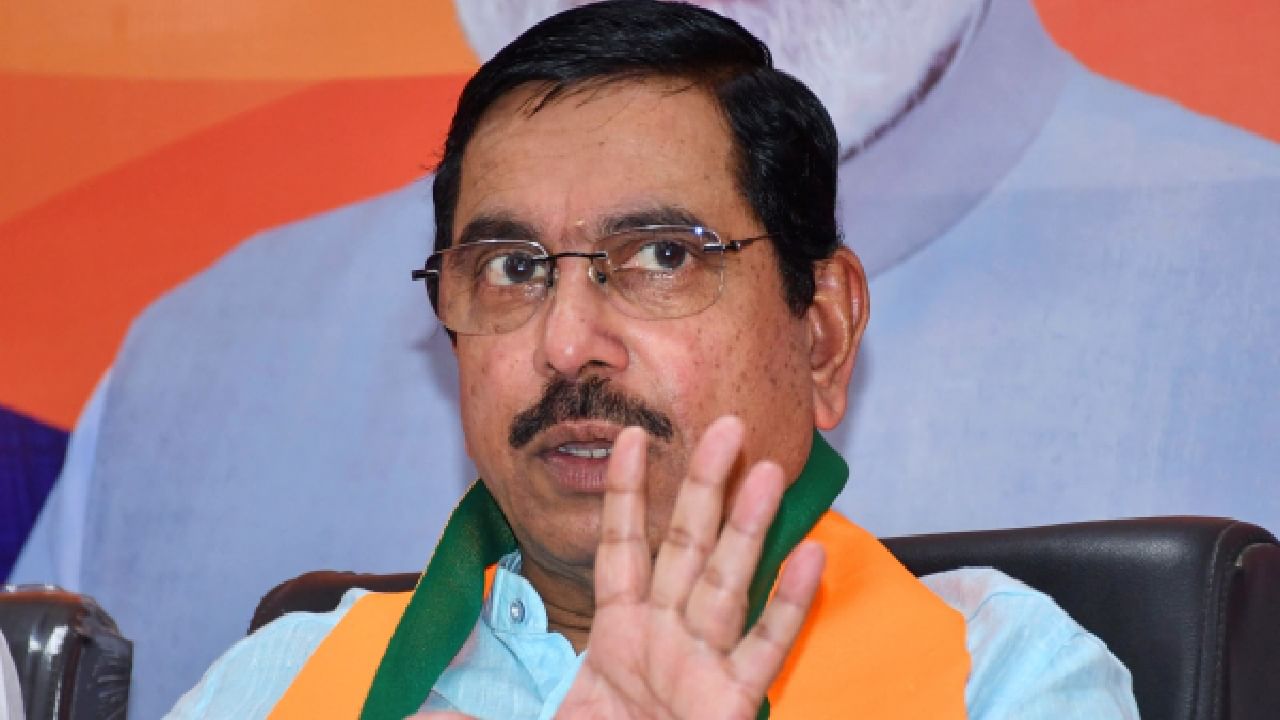 ಕರ್ನಾಟಕದ ಕಾಂಗ್ರೆಸ್ ಸರ್ಕಾರ ಸರ್ವಾಧಿಕಾರಿಗಿಂತ ಕೆಟ್ಟದಾಗಿ ವರ್ತಿಸುತ್ತಿದೆ; ಕೇಂದ್ರ ಸಚಿವ ಪ್ರಲ್ಹಾದ್ ಜೋಶಿ ಟೀಕೆ ಕರ್ನಾಟಕದ ಕಾಂಗ್ರೆಸ್ ಸರ್ಕಾರ ಸರ್ವಾಧಿಕಾರಿಗಿಂತ ಕೆಟ್ಟದಾಗಿ ವರ್ತಿಸುತ್ತಿದೆ; ಕೇಂದ್ರ ಸಚಿವ ಪ್ರಲ್ಹಾದ್ ಜೋಶಿ ಟೀಕೆ