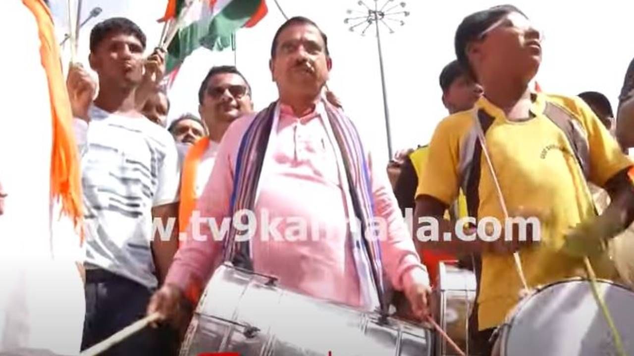 ಹುಬ್ಬಳ್ಳಿ ತಿರಂಗ ಯಾತ್ರೆಯಲ್ಲಿ ಡೊಳ್ಳು ಬಾರಿಸಿ ಸಂತಸ ಪ್ರದರ್ಶಿಸಿದ ಕೇಂದ್ರ ಸಚಿವ ಪ್ರಲ್ಹಾದ್ ಜೋಶಿ