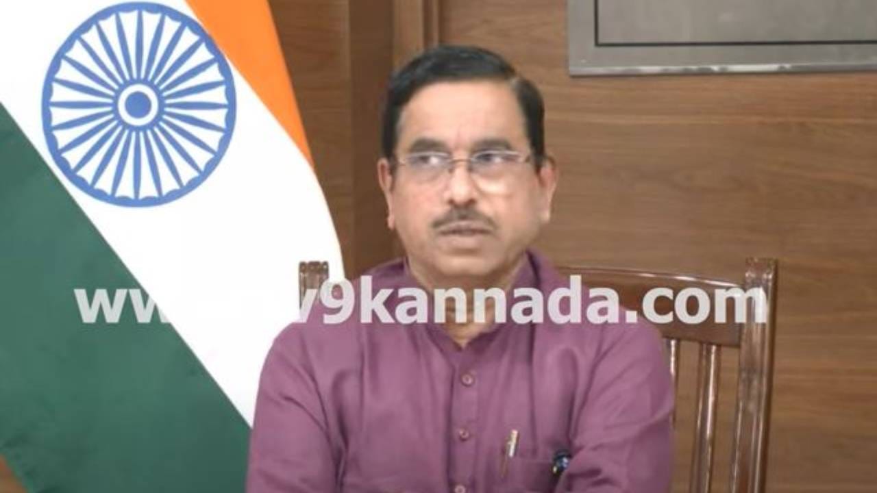 ಮಳೆಯಿಂದ ಬೆಂಗಳೂರಲ್ಲಿ ಜನ ಸಾಯುತ್ತಿದ್ದರೆ ನಾಚಿಕೆಗೆಟ್ಟ ಸರ್ಕಾರ ಸಾಧನಾ ಸಮಾವೇಶ ಮಾಡುತ್ತಿದೆ: ಪ್ರಲ್ಹಾದ್ ಜೋಶಿ