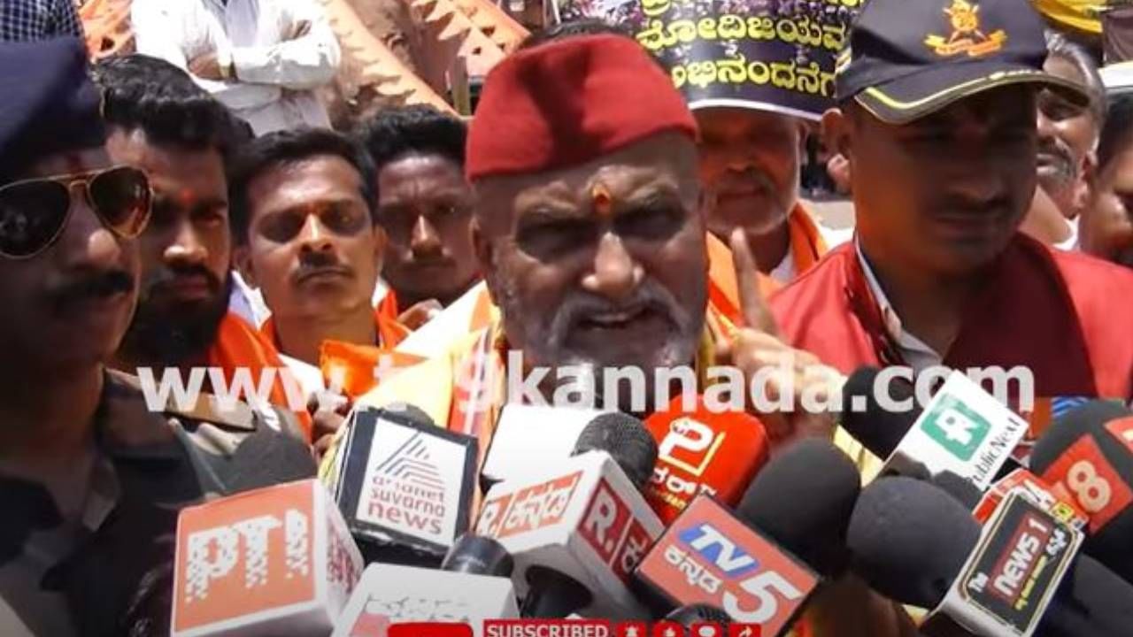 Operation Sindoor: ತಮ್ಮೊಂದಿಗೆ ಬಂದಿದ್ದ ಸೈನಿಕರ ಹಣೆಗೆ ತಿಲಕವಿಟ್ಟು ಸಂಭ್ರಮಿಸಿದ ಪ್ರಮೋದ್ ಮುತಾಲಿಕ್