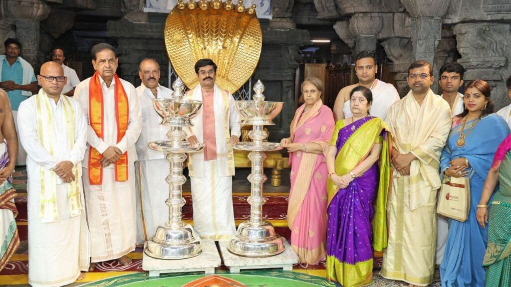 Pramoda Devi Donates 100 Kg Silver Lamps To Tirumala (1)