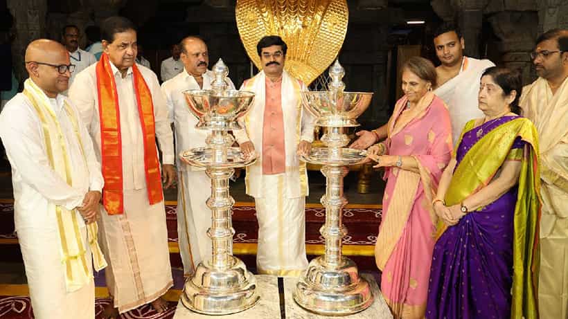 ತಿರುಪತಿಗೆ 100 ಕೆಜಿ ಬೆಳ್ಳಿ ದೀಪ ನೀಡಿ 3 ಶತಮಾನಗಳ ಸಂಪ್ರದಾಯಕ್ಕೆ ಮರುಚಾಲನೆ ನೀಡಿದ ಮೈಸೂರು ರಾಜಮಾತೆ ಪ್ರಮೋದಾದೇವಿ