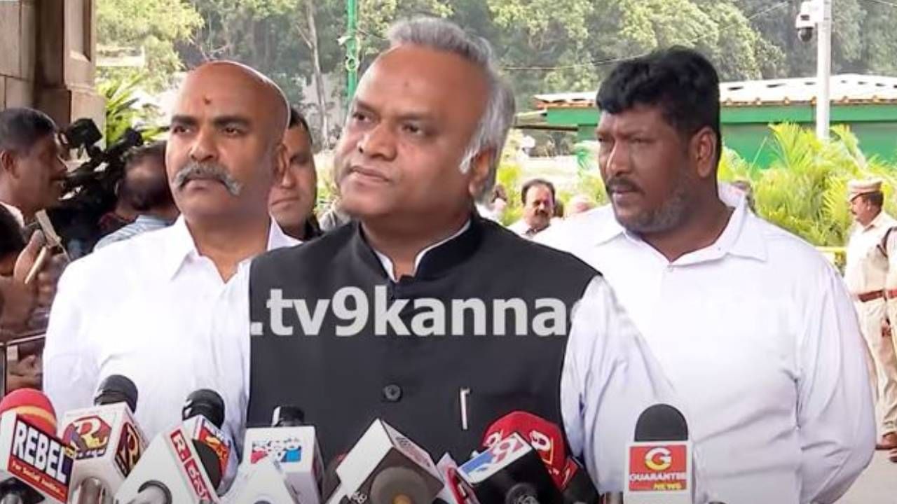 ಅತ್ಯಾಚಾರ ಎಸಗಿದ ಮುನಿರತ್ನನನ್ನು ಬಿಜೆಪಿ ಇನ್ನೂ ಯಾಕೆ ಪಕ್ಷದಲ್ಲಿ ಉಳಿಸಿಕೊಂಡಿದೆ? ಪ್ರಿಯಾಂಕ್ ಖರ್ಗೆ ಅತ್ಯಾಚಾರ ಎಸಗಿದ ಮುನಿರತ್ನನನ್ನು ಬಿಜೆಪಿ ಇನ್ನೂ ಯಾಕೆ ಪಕ್ಷದಲ್ಲಿ ಉಳಿಸಿಕೊಂಡಿದೆ? ಪ್ರಿಯಾಂಕ್ ಖರ್ಗೆ