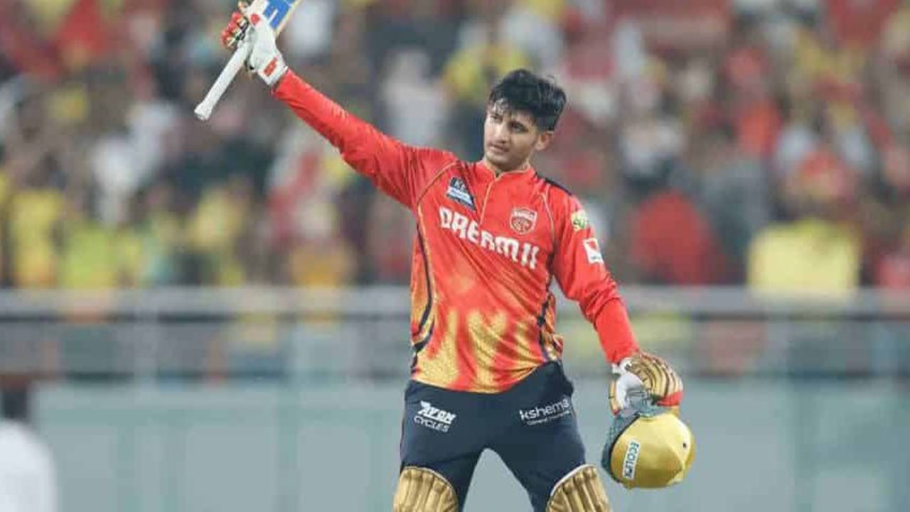 ಪಂಜಾಬ್ ಕಿಂಗ್ಸ್ ತಂಡದ ಯುವ ಬ್ಯಾಟ್ಸ್ಮನ್ ಪ್ರಿಯಾಂಶ್ ಆರ್ಯ ಈ ಸೀಸನ್ನಲ್ಲಿ ಅದ್ಭುತ ಬ್ಯಾಟಿಂಗ್ ಮಾಡಿದ್ದಾರೆ. ಅವರು ತಮ್ಮ ಮೊದಲ ಐಪಿಎಲ್ ಸೀಸನ್ನಲ್ಲಿಯೇ ಶತಕ ಗಳಿಸುವ ಮೂಲಕ ಎಲ್ಲರನ್ನೂ ಅಚ್ಚರಿಗೊಳಿಸಿದರು. ಈ ಆವೃತ್ತಿಯ ಮೂರನೇ ಪಂದ್ಯದಲ್ಲಿ ಪ್ರಿಯಾಂಶ್ ಆರ್ಯ ರಾಜಸ್ಥಾನ್ ರಾಯಲ್ಸ್ ವಿರುದ್ಧ ಗೋಲ್ಡನ್ ಡಕ್ಗೆ ಬಲಿಯಾದರು.