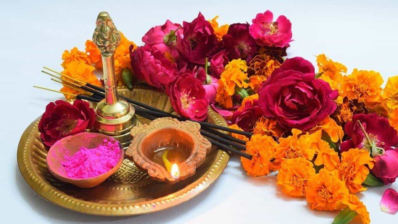 Puja Tips: ಫ್ರಿಡ್ಜ್ನಲ್ಲಿಟ್ಟ ಹೂವುಗಳನ್ನು ದೇವರ ಪೂಜೆಗೆ ಬಳಸಬಹುದೇ? Puja Tips: ಫ್ರಿಡ್ಜ್ನಲ್ಲಿಟ್ಟ ಹೂವುಗಳನ್ನು ದೇವರ ಪೂಜೆಗೆ ಬಳಸಬಹುದೇ?