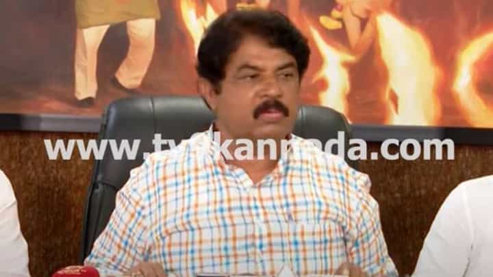 ಕ್ರಿಕೆಟ್ ಪಂದ್ಯ ನೋಡುತ್ತಾ ಸಮೋಸಾ ತಿನ್ನಲು ಸಿದ್ದರಾಮಯ್ಯಗೆ ಸಮಯವಿದೆ, ನೀತಿ ಆಯೋಗದ ಸಭೆಯಲ್ಲಿ ಭಾಗಿಯಾಗಲು ಇಲ್ಲ: ಆರ್ ಅಶೋಕ ಕ್ರಿಕೆಟ್ ಪಂದ್ಯ ನೋಡುತ್ತಾ ಸಮೋಸಾ ತಿನ್ನಲು ಸಿದ್ದರಾಮಯ್ಯಗೆ ಸಮಯವಿದೆ, ನೀತಿ ಆಯೋಗದ ಸಭೆಯಲ್ಲಿ ಭಾಗಿಯಾಗಲು ಇಲ್ಲ: ಆರ್ ಅಶೋಕ