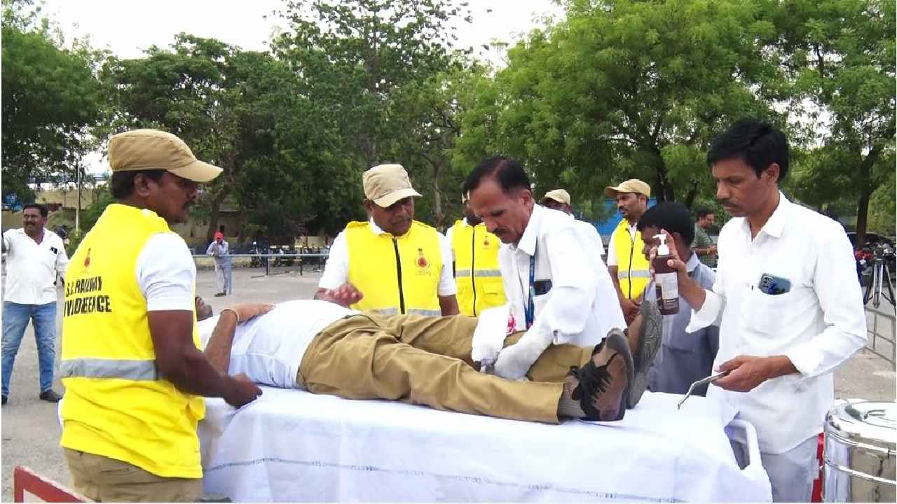 ಈ ಮಾಕ್​ ಡ್ರಿಲ್​ನ ದಾಳಿ ವೇಳೆ ಗಾಯಗೊಂಡು ನರಳಾಡುತ್ತಿದ್ದವರಿಗೆ ಭದ್ರತಾ ಸಿಬ್ಬಂದಿ, ಪೊಲೀಸ್ ಸಿಬ್ಬಂದಿ ಕೂಡಲೇ ಗಾಯಾಳುಗಳ ರಕ್ಷಣೆ ಮಾಡಿದ್ರು.  