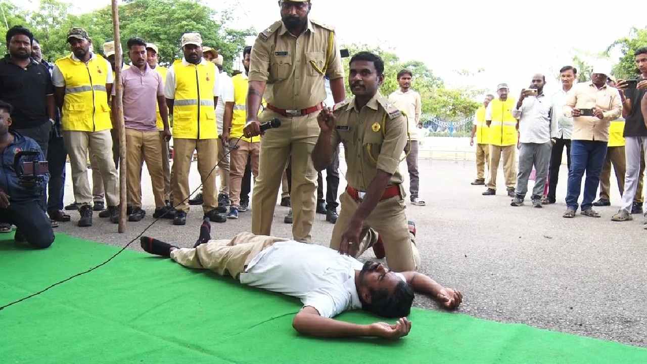ಅಲ್ಲದೇ ದಾಳಿ ವೇಳೆ ಹೇಗೆಲ್ಲಾ ರಕ್ಷಣಗೊಳಪಡಬೇಕು, ಹೇಗೆಲ್ಲಾ ವೈದ್ಯಕೀಯ ಸಿಬ್ಬಂದಿ ತುರ್ತು ಚಿಕಿತ್ಸೆ ನೀಡಬೇಕು ಅನ್ನೋದನ್ನ ಮಾಕ್​ ಡ್ರಿಲ್ ಮೂಲಕ ಜಾಗೃತಿ ಮೂಡಿಸಿದ್ರು..