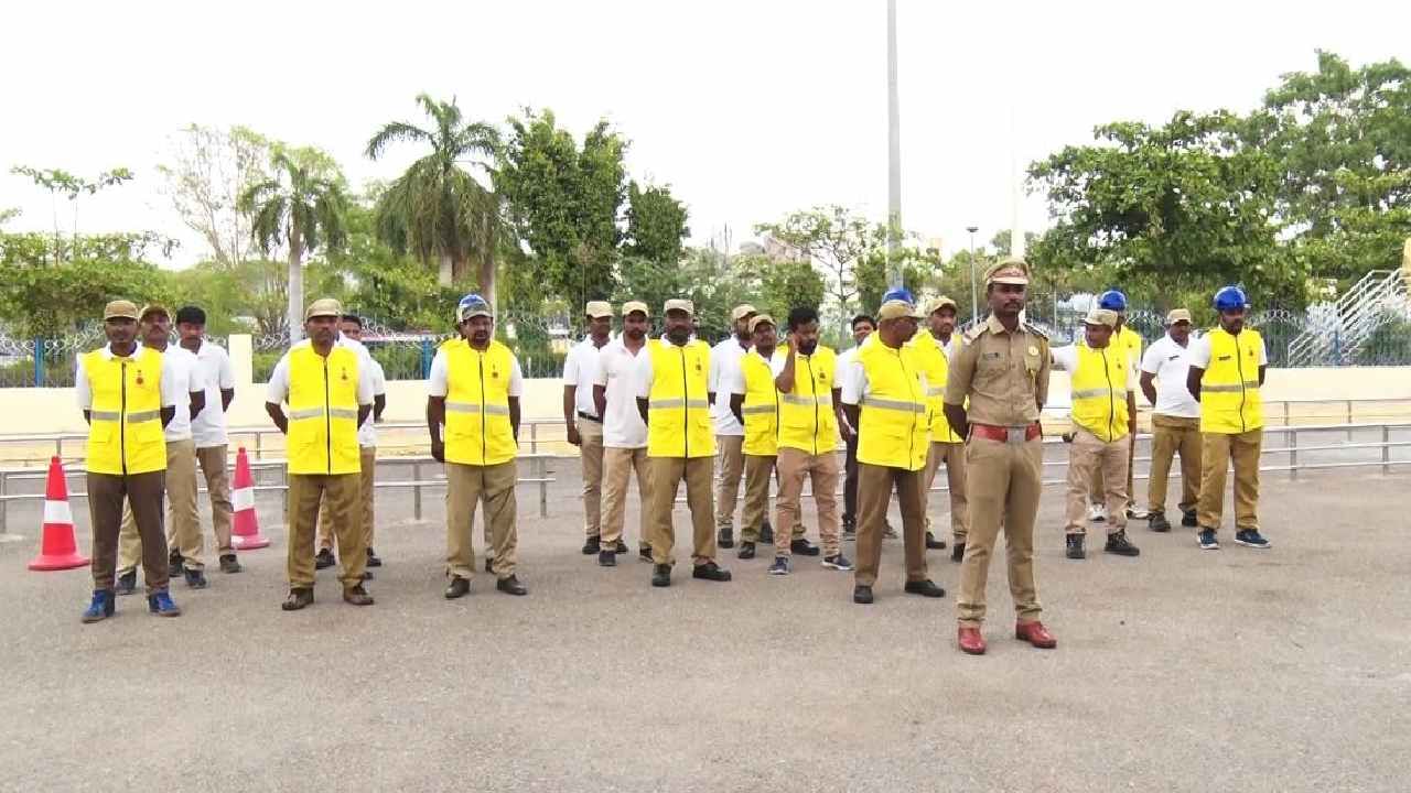 ಪಹಲ್ಗಾಮ್ ದಾಳಿ ಸಂಬಂಧ ಕೇಂದ್ರದ ಸೂಚನೆಯಂತೆ ನಿನ್ನೆಯಷ್ಟೇ ರಾಯಚೂರಿನಲ್ಲಿ ನಡೆಯಬೇಕಿದ್ದ ಮಾಕ್ ಡ್ರಿಲ್ ಮುಂದೂಡಲಾಗಿದೆ..ಇತ್ತ ಇಂದು ರಾಯಚೂರು ಕೇಂದ್ರ ರೈಲ್ವೆ ನಿಲ್ದಾಣದ ಆವರಣದಲ್ಲಿ ರೈಲ್ವೆ ಇಲಾಖೆ ಮಾಕ್ ಡ್ರಿಲ್ ಮಾಡಿದೆ.