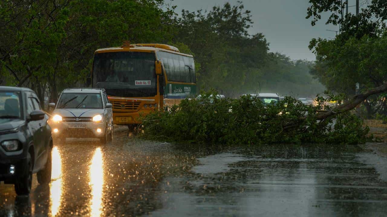 Karnataka Rains: ಉತ್ತರ ಕನ್ನಡಕ್ಕೆ ಮಳೆಯ ರೆಡ್ ಅಲರ್ಟ್, ಬೆಂಗಳೂರು ಸೇರಿ ಕರ್ನಾಟಕದ ಇತರೆ ಜಿಲ್ಲೆಗಳ ಹವಾಮಾನ ಹೇಗಿದೆ? Karnataka Rains: ಉತ್ತರ ಕನ್ನಡಕ್ಕೆ ಮಳೆಯ ರೆಡ್ ಅಲರ್ಟ್, ಬೆಂಗಳೂರು ಸೇರಿ ಕರ್ನಾಟಕದ ಇತರೆ ಜಿಲ್ಲೆಗಳ ಹವಾಮಾನ ಹೇಗಿದೆ?