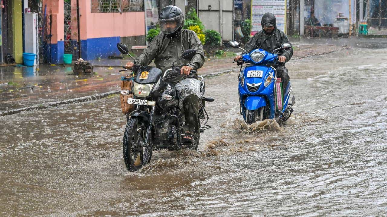 Karnataka Rains: ಕರ್ನಾಟಕದ ಕರಾವಳಿ ಸೇರಿ 6 ಜಿಲ್ಲೆಗಳಿಗೆ ಮಳೆಯ ರೆಡ್ ಅಲರ್ಟ್, ಮುಂಗಾರು ಅಬ್ಬರ ಶುರುವಾಯ್ತಾ? Karnataka Rains: ಕರ್ನಾಟಕದ ಕರಾವಳಿ ಸೇರಿ 6 ಜಿಲ್ಲೆಗಳಿಗೆ ಮಳೆಯ ರೆಡ್ ಅಲರ್ಟ್, ಮುಂಗಾರು ಅಬ್ಬರ ಶುರುವಾಯ್ತಾ?