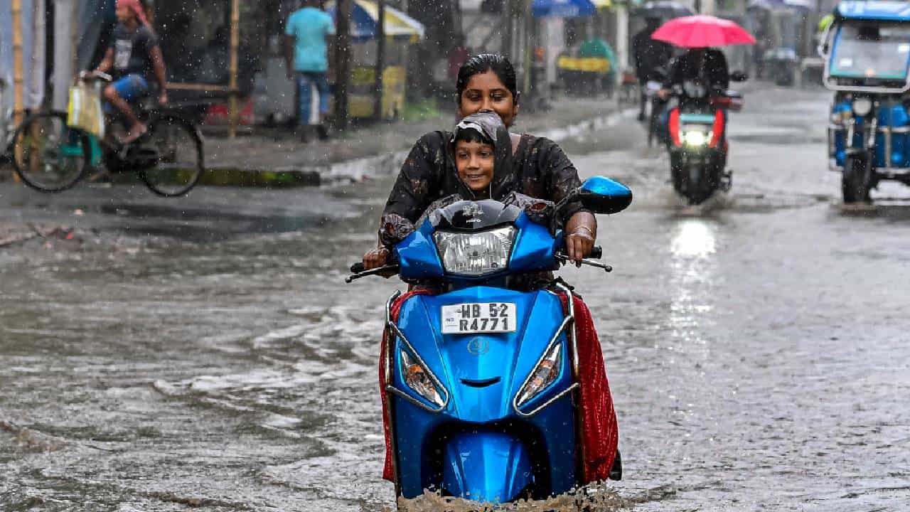India Rain Alert: ವಾಡಿಕೆಗಿಂತ ಮೊದಲೇ ಮುಂಗಾರು ಆಗಮನ, ಕರ್ನಾಟಕ, ಕೇರಳ, ಮಹಾರಾಷ್ಟ್ರದಲ್ಲಿ ಭಾರಿ ಮಳೆ India Rain Alert: ವಾಡಿಕೆಗಿಂತ ಮೊದಲೇ ಮುಂಗಾರು ಆಗಮನ, ಕರ್ನಾಟಕ, ಕೇರಳ, ಮಹಾರಾಷ್ಟ್ರದಲ್ಲಿ ಭಾರಿ ಮಳೆ
