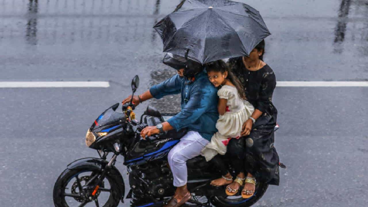 Karnataka Rains: ಇಂದು ಕರ್ನಾಟಕದ ಕರಾವಳಿ, ಕೊಡಗು, ಶಿವಮೊಗ್ಗ ಸೇರಿ ಹಲವೆಡೆ ಭಾರಿ ಮಳೆ Karnataka Rains: ಇಂದು ಕರ್ನಾಟಕದ ಕರಾವಳಿ, ಕೊಡಗು, ಶಿವಮೊಗ್ಗ ಸೇರಿ ಹಲವೆಡೆ ಭಾರಿ ಮಳೆ