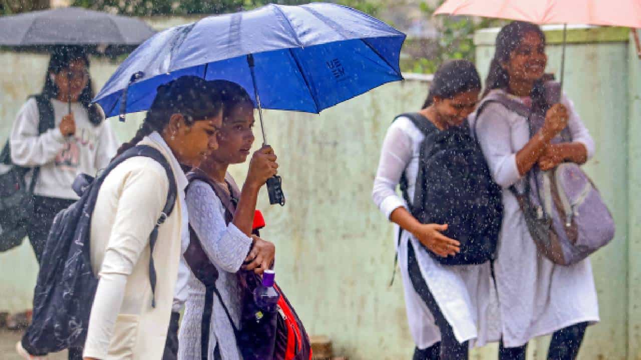 Karnataka Rains: ಕರ್ನಾಟಕದಲ್ಲಿ ಜೂನ್ 2ರವರೆಗೂ ಭಾರಿ ಮಳೆ, 5 ಜಿಲ್ಲೆಗಳಿಗೆ ರೆಡ್ ಅಲರ್ಟ್ Karnataka Rains: ಕರ್ನಾಟಕದಲ್ಲಿ ಜೂನ್ 2ರವರೆಗೂ ಭಾರಿ ಮಳೆ, 5 ಜಿಲ್ಲೆಗಳಿಗೆ ರೆಡ್ ಅಲರ್ಟ್